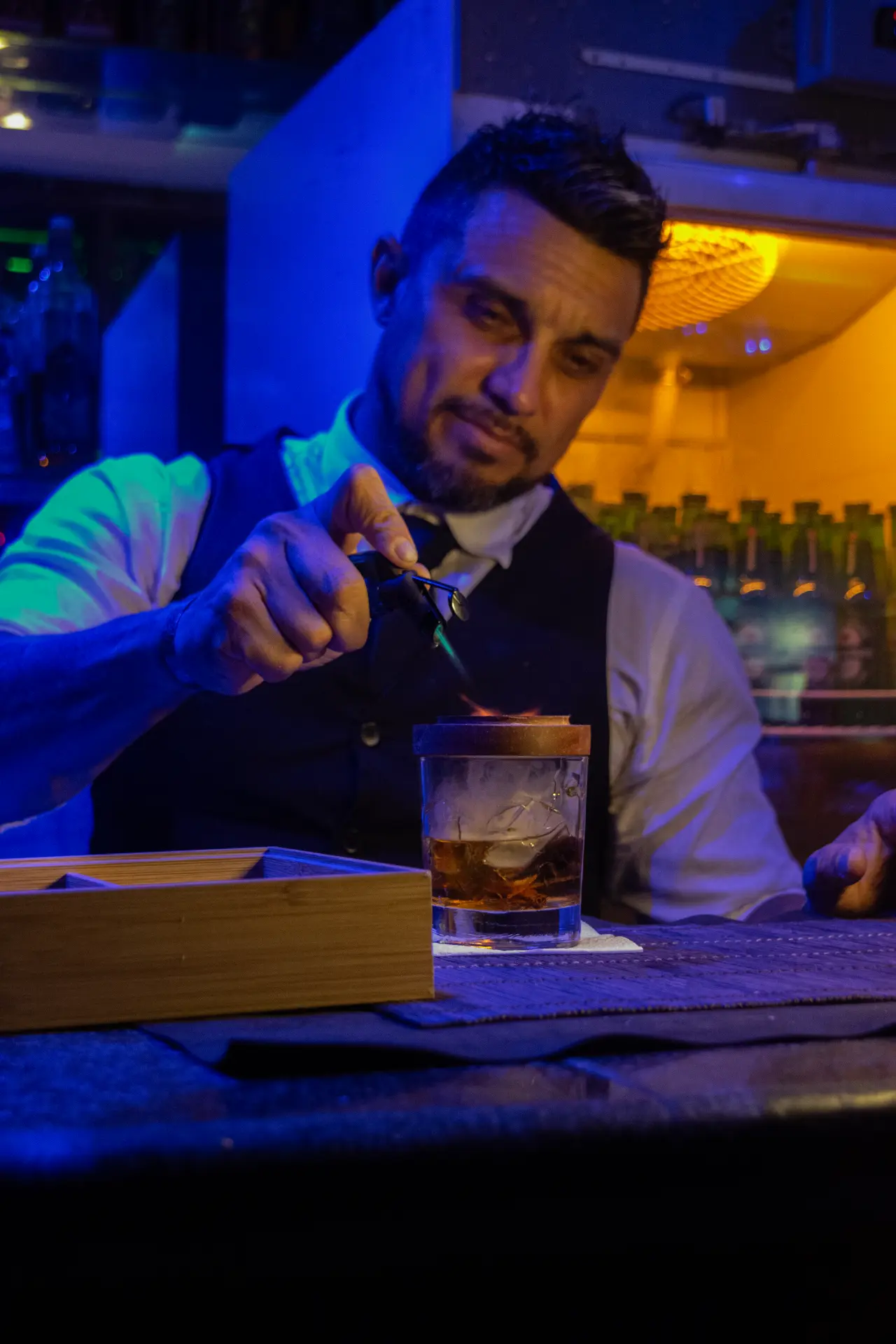 Bartender preparando um drink